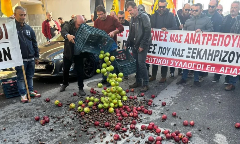 Λάρισα: Αγρότες πέταξαν μήλα και κάστανα έξω από τον ΕΛΓΑ (Βίντεο)